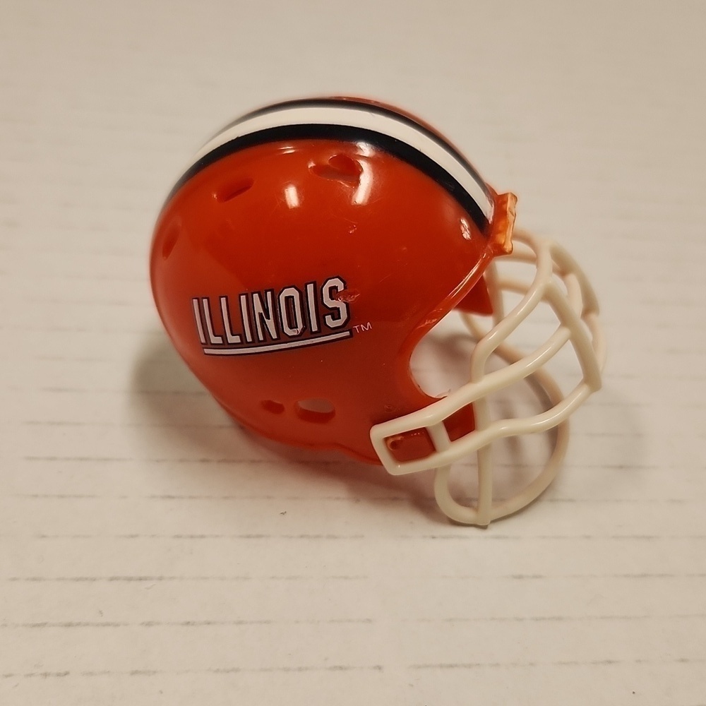 Football Illinois Mini Helmet has flaws